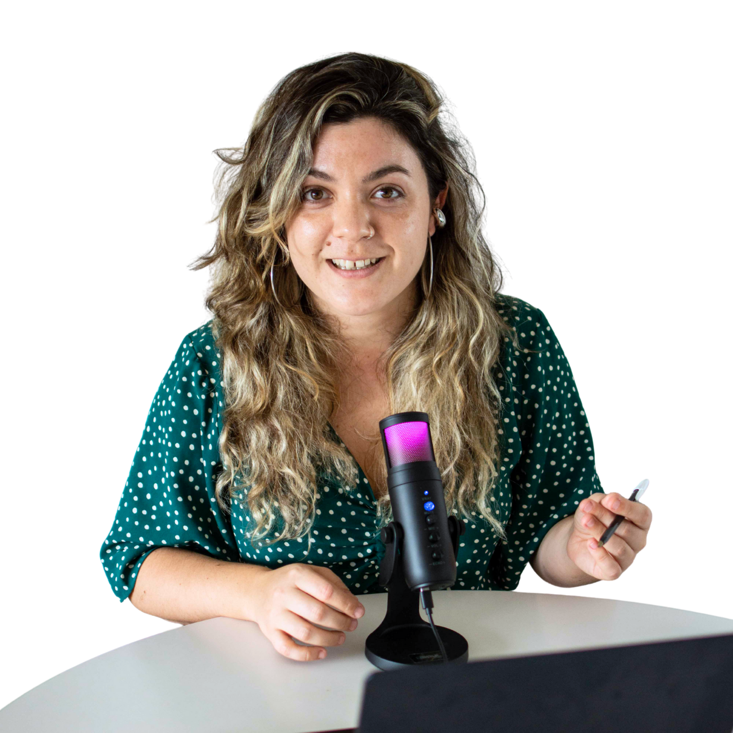 Marina frente al micrófono
